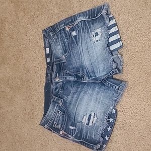 Miss me midrise easy shorts. Star and stripe peek pockets.